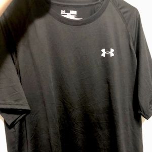 Black UNDER ARMOUR t shirt